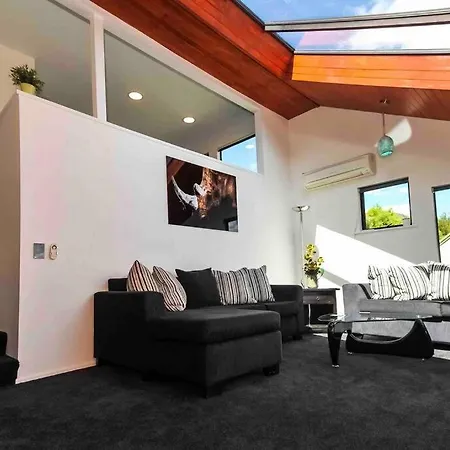 Stunning Home With Amazing Wakatipu Lake Views Queenstown Exterior photo