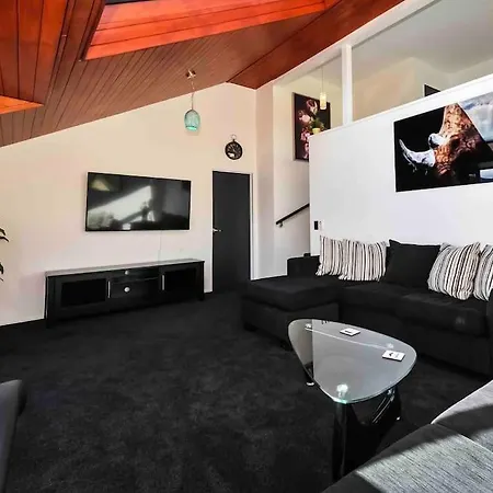 Stunning Home With Amazing Wakatipu Lake Views Queenstown Exterior photo